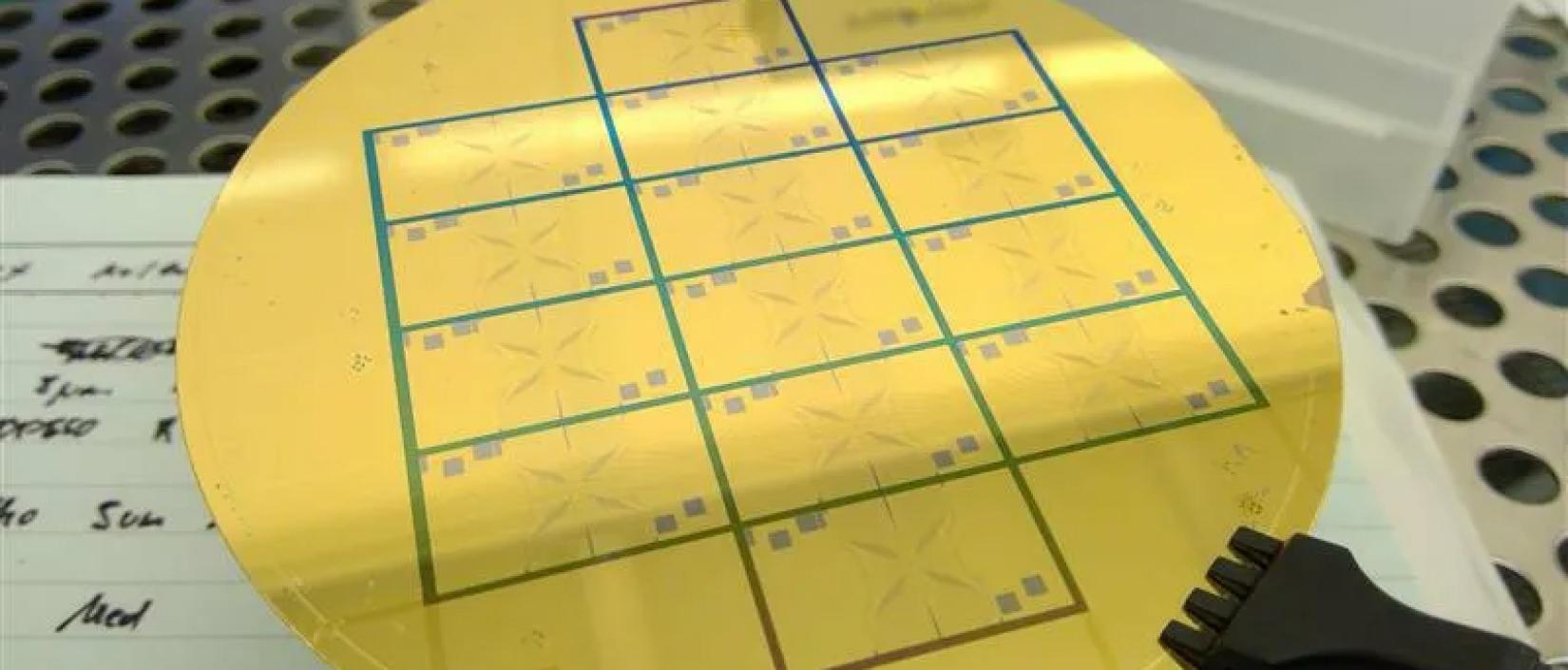 Wafer with quantum computing microchips
